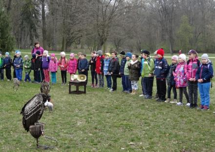 Žáci 2. a 3. tř. obdivující supa, výra velkého a puštíka